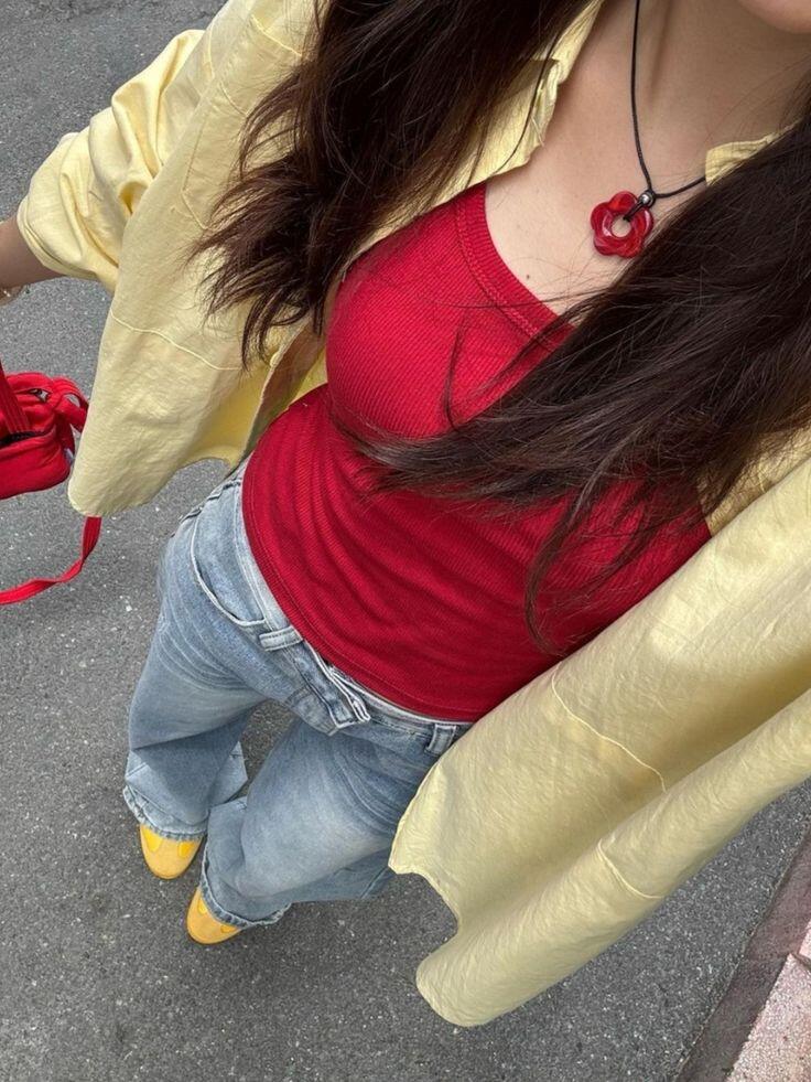Áo sơ mi vàng bơ kết hợp cùng áo thun đỏ tạo nên outfit vừa có chiều sâu vừa năng động 