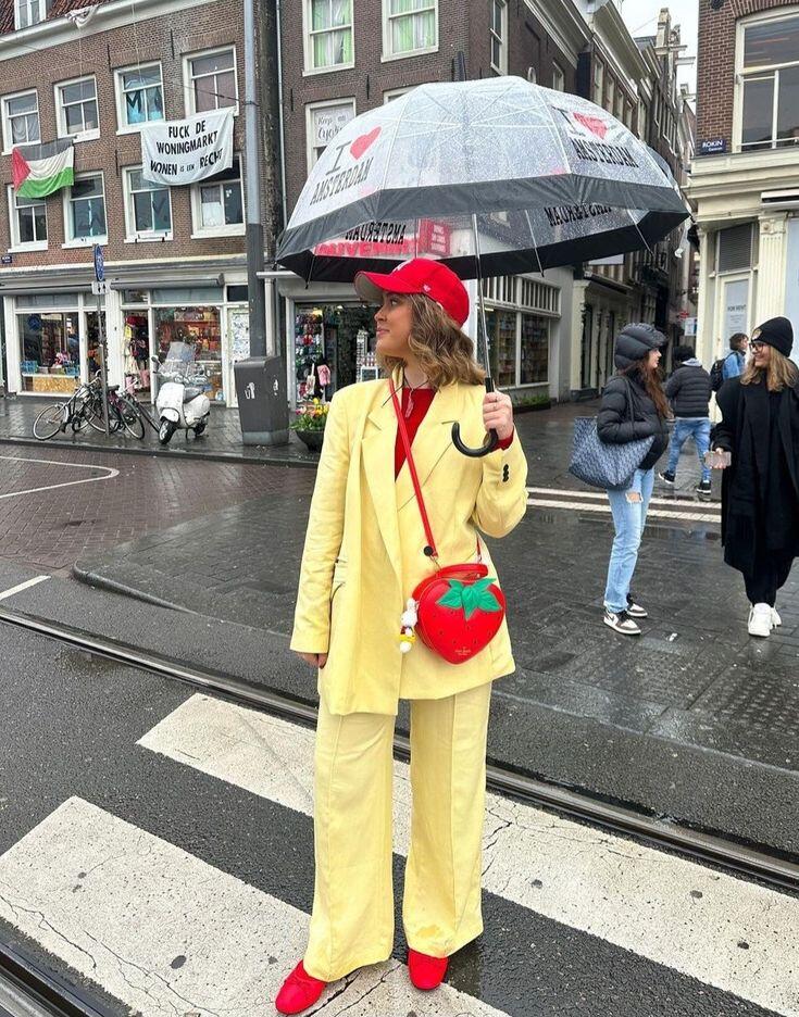 Set đồ màu vàng nhạt phối cùng phụ kiện đỏ tạo nên điểm nhấn nổi bật trên tổng thể nhẹ nhàng để tránh cảm giác đơn điệu nhưng cũng không làm lố
