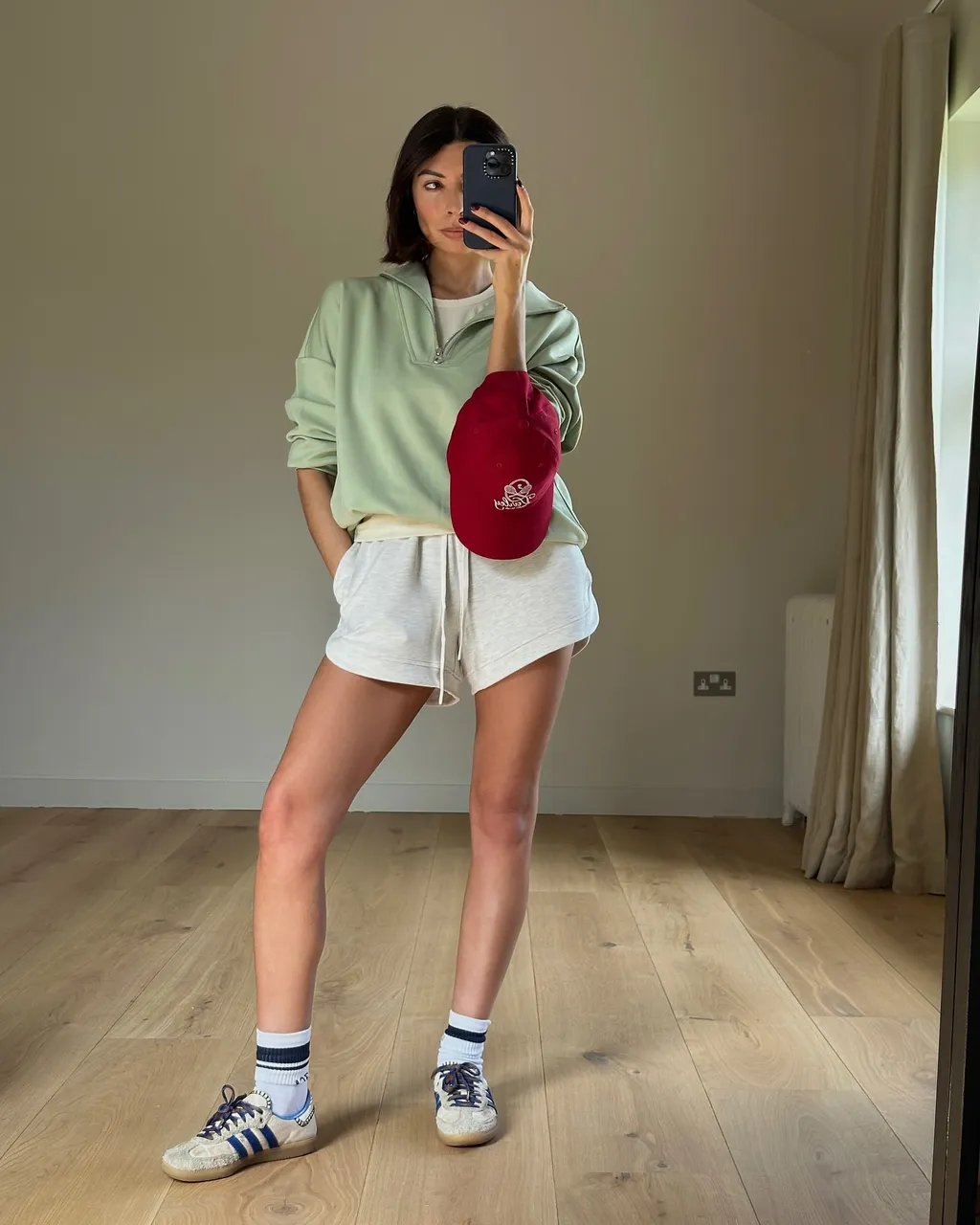 Mũ lưỡi trai hoặc sandal burgundy là điểm nhấn “cool ngầu” cho outfit pastel tưởng chừng nhạt nhòa.