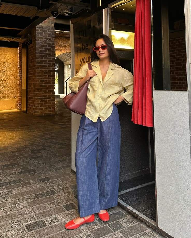 Chỉ cần đôi giày Mary Jane đỏ làm điểm nhấn là outfit pastel trở nên sinh động ngay lập tức.
