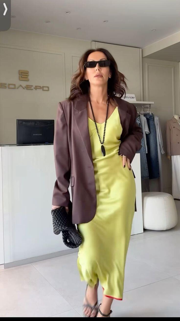 Váy lụa xanh chartreuse và blazer nâu chính là sự kết hợp cơ bản nhưng vẫn đủ sang xịn cho hè này