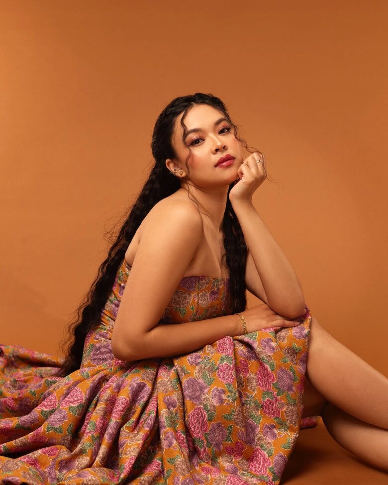 Bình thường đơn giản là thế, nhưng khi makeup và lên đồ, nàng hậu cũng rực rỡ không kém bất kỳ đối thủ nào tại cuộc thi năm nay