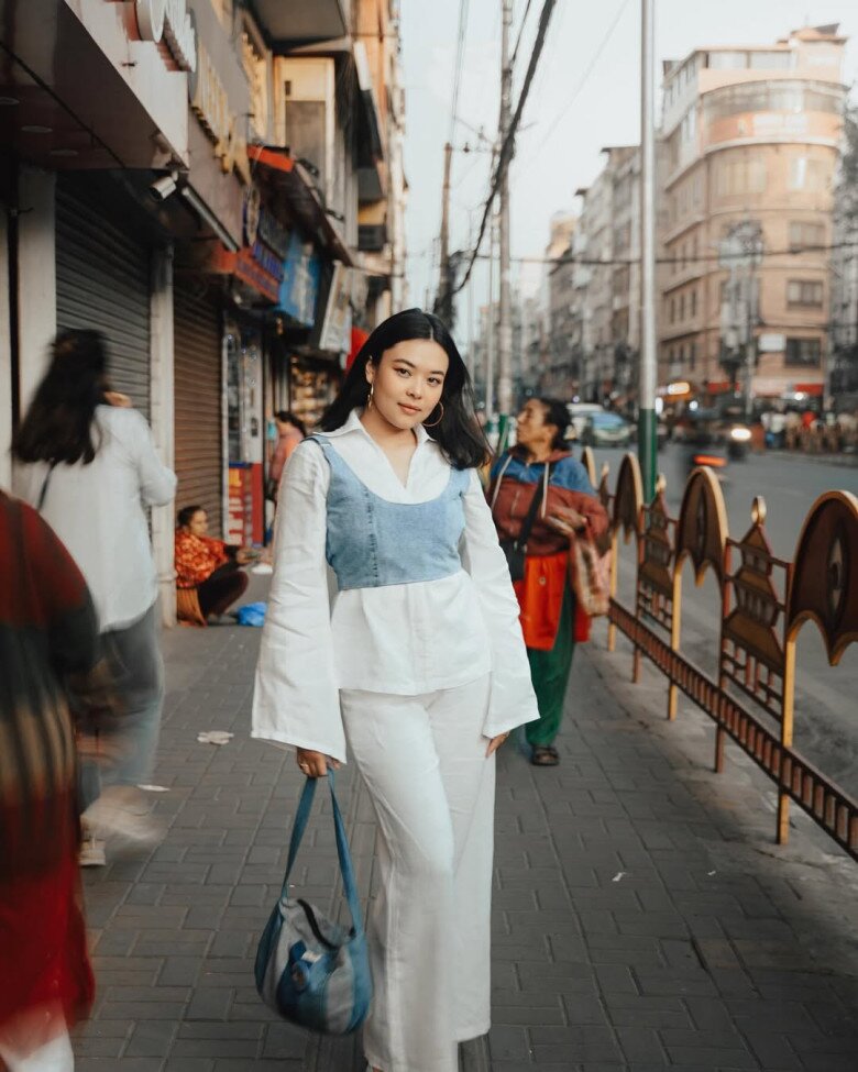 Mẫu thiết kế áo jeans khoác ngoài ấn tượng cũng là một sản phẩm cộng tác giữa tổ chức do nàng hậu thành lập và một doanh nghiệp tái chế các loại chất liệu may mặc 