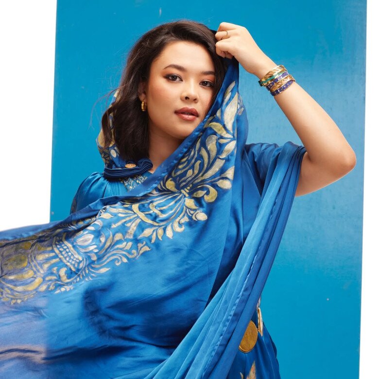 Không chỉ các trang phục hiện đại, đại diện Nepal tại Miss World 2025 cũng ưu ái các mẫu thiết kế trang phục truyền thống với chất liệu thân thiện với môi trường, vừa gìn giữ các giá trị văn hóa. 
