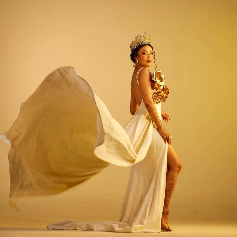 Không sở hữu làn da trắng nõn hay vóc dáng mảnh mai, cô mang sở hữu vẻ đẹp cá tính, thông minh và có chiều sâu 
