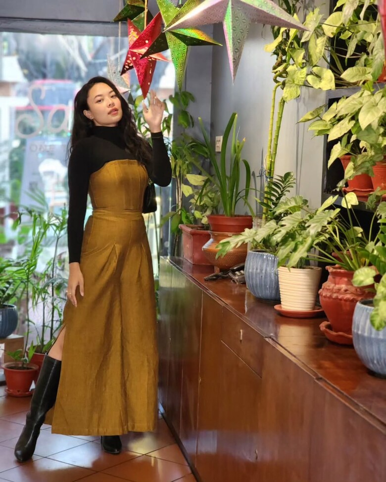 Ngoài đời, Srichcha Pradhan cũng sở hữu gu thời trang đơn giản, thanh lịch, như chiếc váy dài kết hợp với áo thun dài tay này