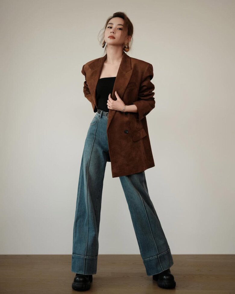 Có thể thấy ngoài đầm, váy, những mẫu quần như quần túi hộp, quần jeans luôn là item được Hà Siêu Liên yêu thích