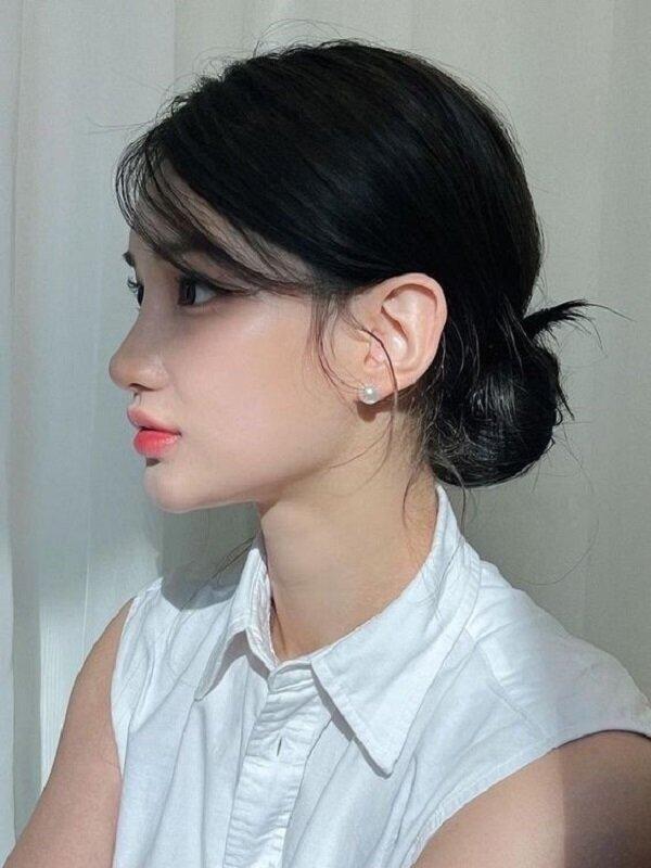 Một kiểu tóc gọn gàng, không bị ảnh hưởng bởi gió hay mồ hôi chính là lựa chọn hàng đầu cho những dịp như diễu binh.