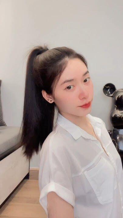 Tóc đuôi ngựa buộc cao cũng giúp khuôn mặt dài hoặc oval trông cân đối và đầy đặn hơn, nhất là khi đánh phồng phần tóc trên đỉnh đầu nhẹ nhàng.