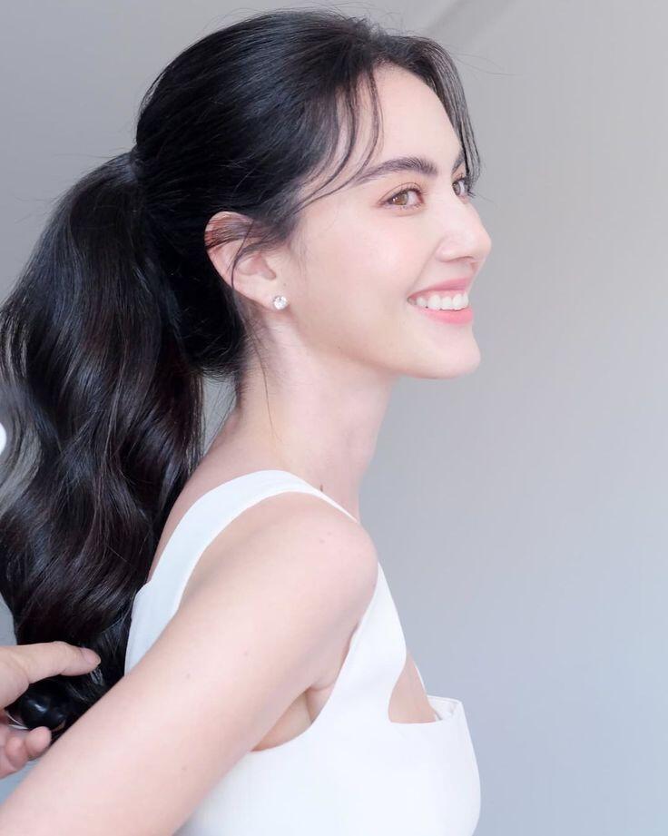 Vừa năng động vừa mát mẻ, kiểu tóc đuôi ngựa buộc cao luôn là “người bạn đồng hành” lý tưởng cho các hoạt động ngoài trời.