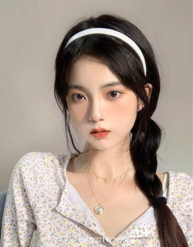 Tóc tết lệch vừa giữ gọn tóc, vừa tạo vẻ mềm mại, cực kỳ “ăn ảnh” trong những khoảnh khắc chụp ảnh ngoài trời.