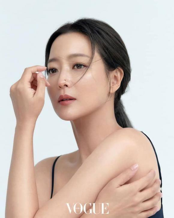 Trong một chương trình trước đây, nữ diễn viên từng tự tin khẳng định mình đẹp hơn cả các đàn em như Song Hye Kyo, Kim Tae Hee hay Jeon Ji Hyun. Điều này nhận được nhiều sự đồng tình từ công chúng, bởi nhan sắc của Kim Hee Sun thực sự nổi bật và hiếm có.