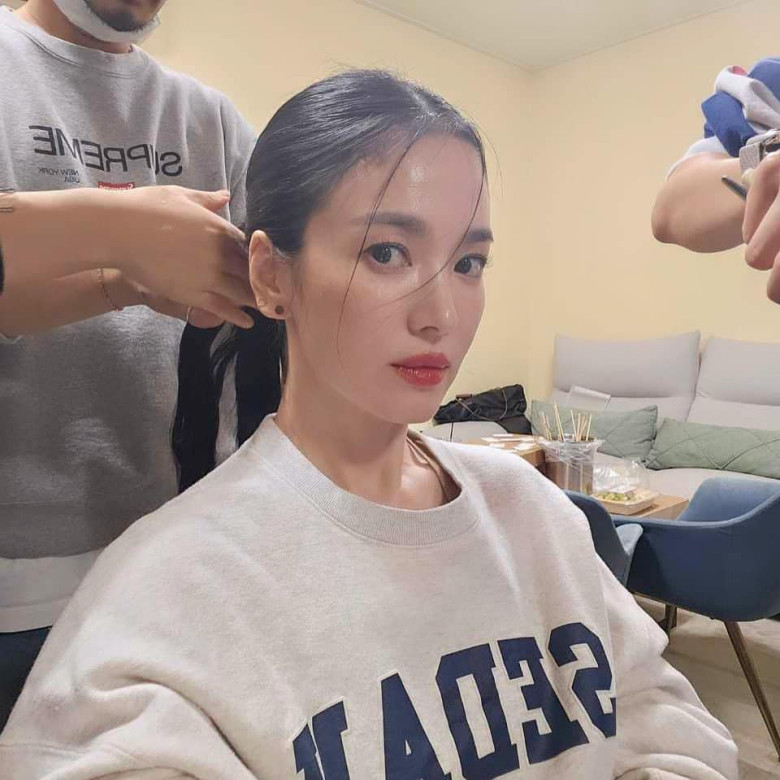 Được mệnh danh là Nữ thần không tuổi, Song Hye Kyo là gương mặt đại diện của nhiều thương hiệu làm đẹp, và được Vogue, Elle ca ngợi là biểu tượng nhan sắc châu Á. Vẻ đẹp vượt thời gian của cô vẫn khiến công chúng trầm trồ dù đã bước sang tuổi 40.