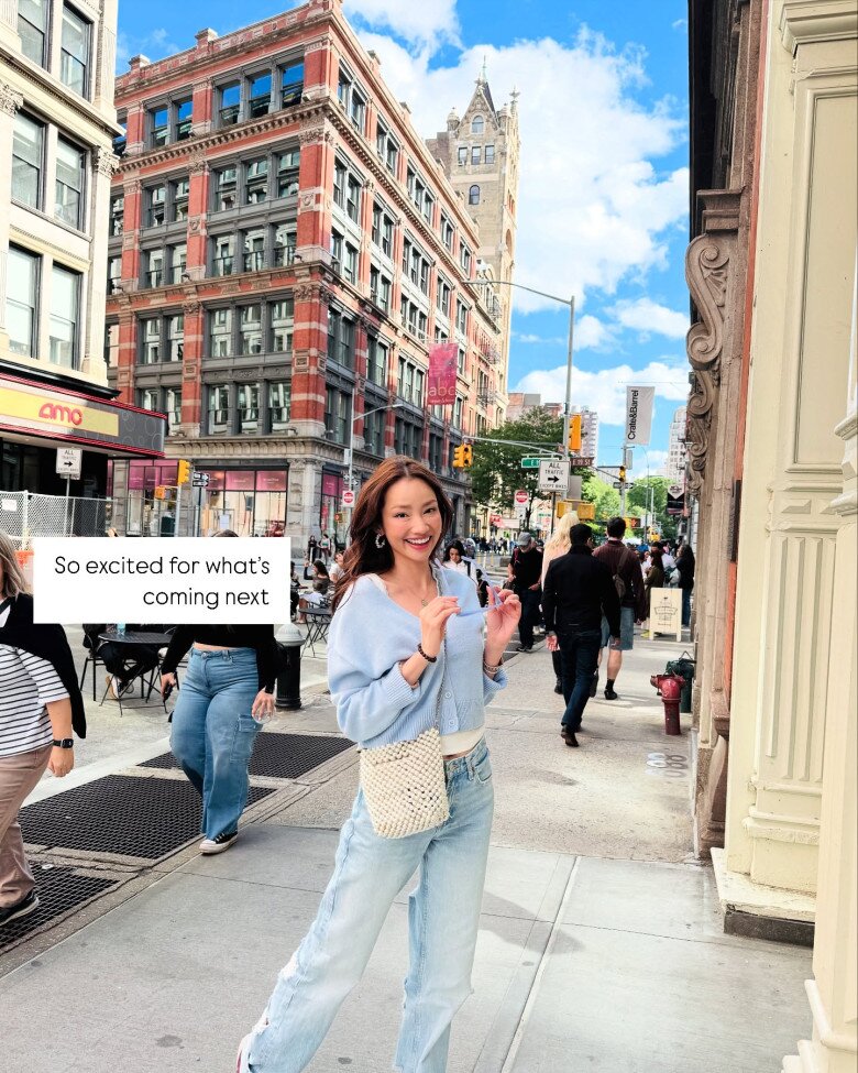 Trúc Diễm trẻ trung trên đường phố New York với áo sweater xanh nhạt cùng quần jeans cùng màu, tạo nên phong cách đường phố vừa năng động vừa thanh lịch