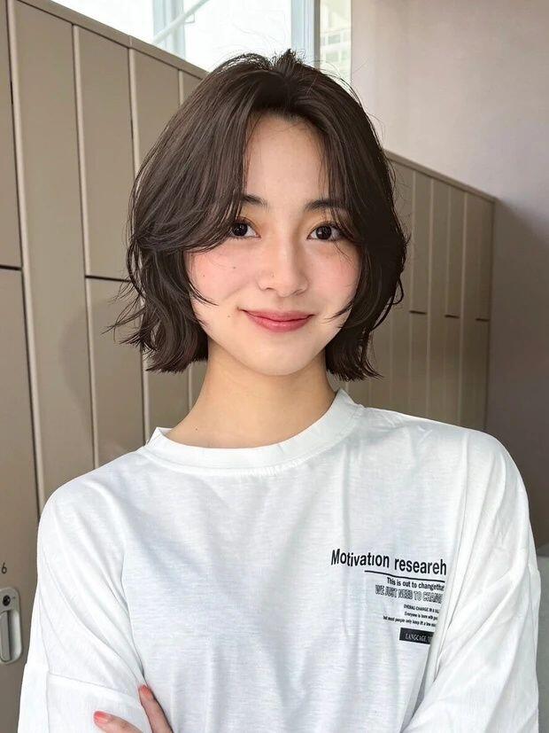 Một chút volume có thể tạo nên sự khác biệt lớn giúp gương mặt rạng rỡ và thần thái bừng sáng.