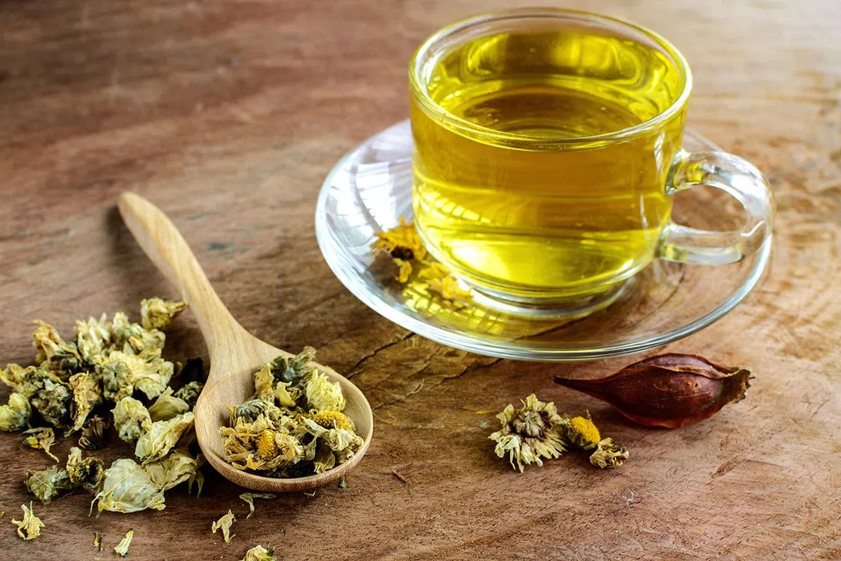Trà hoa cúc không chỉ giúp giảm viêm, dị ứng da mà còn mang lại cảm giác thư giãn sau một ngày dài.