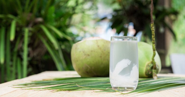 Nước dừa tươi giúp bù khoáng nhanh chóng, mang lại sự sảng khoái cho cơ thể và làn da sau những giờ nắng nóng.