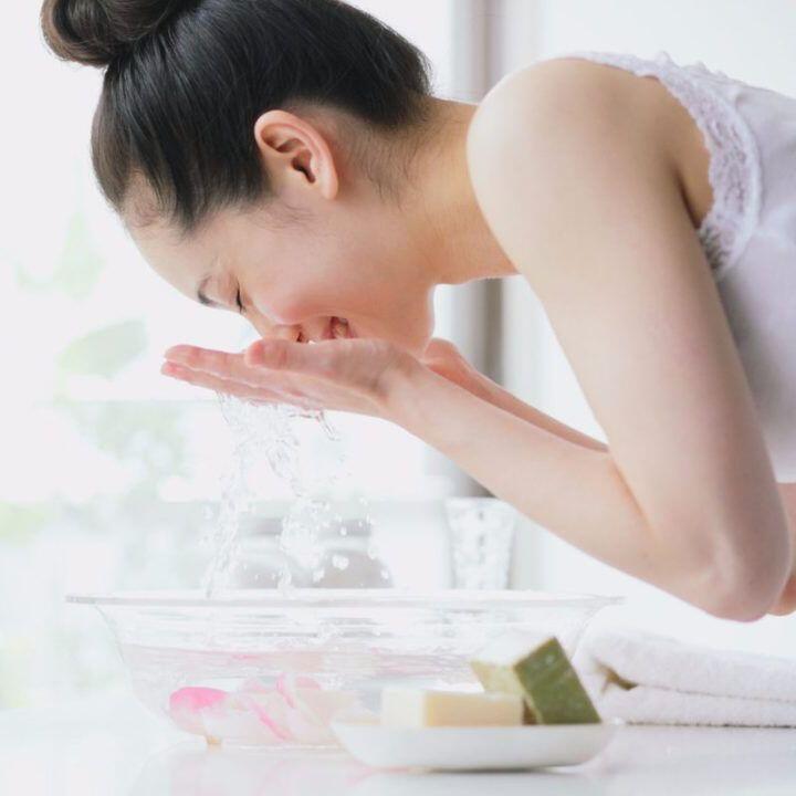 Rửa mặt bằng nước ấm sau khi đi nắng có thể làm da khô căng và dễ kích ứng hơn.