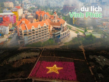 Đi du lịch Vĩnh Phúc nhất định phải check-in lá cờ Tổ quốc rực sáng giữa vườn thanh long