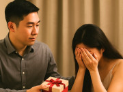 Vừa tặng vợ món quà nhỏ sau chuyến công tác, tôi không ngờ cô ấy vội quỳ rạp xuống thú nhận 1 điều