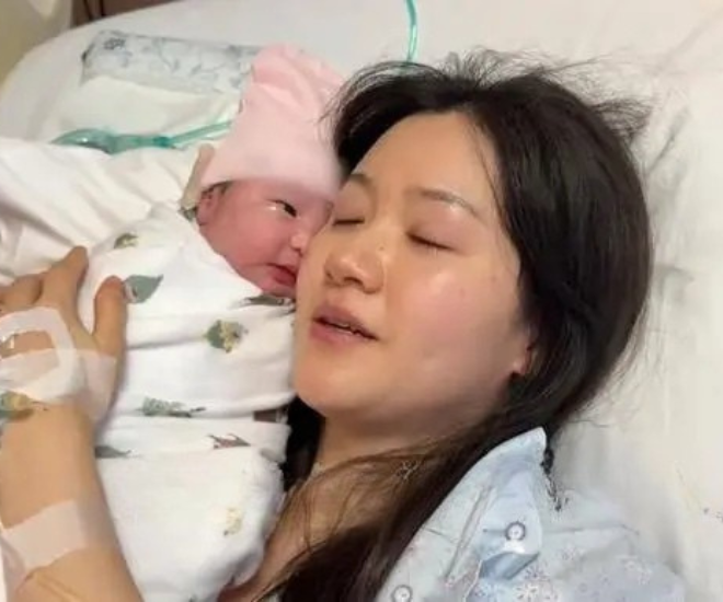 Hồng Thiên Thần hạnh phúc bên con sau khi trải qua cơn vượt cạn đầy đau đớn.