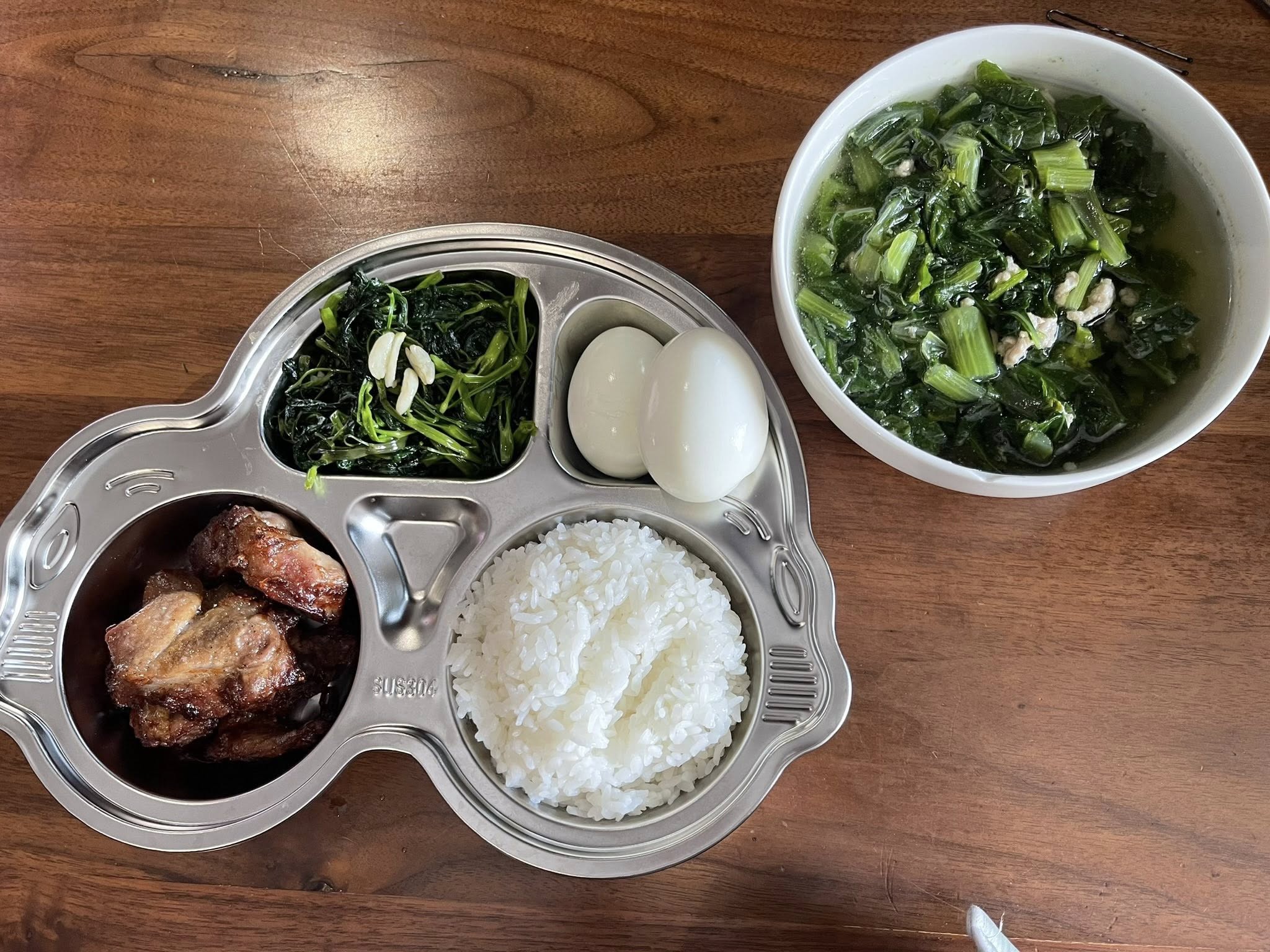 Canh cải - nạc vai giòn nướng - trứng - rau muống xào.