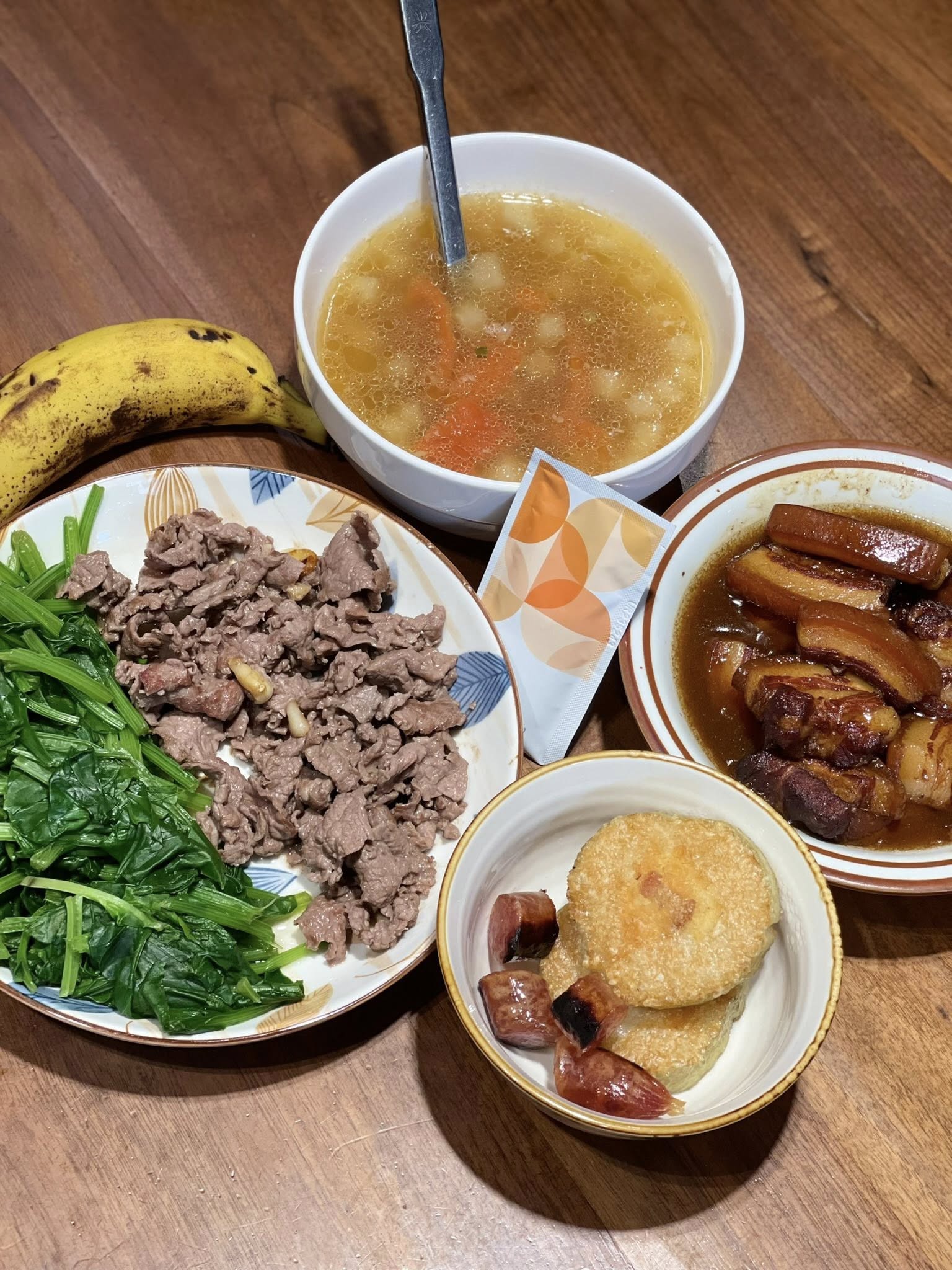 Cải bó xôi - bò xào - thịt kho - bánh chưng.