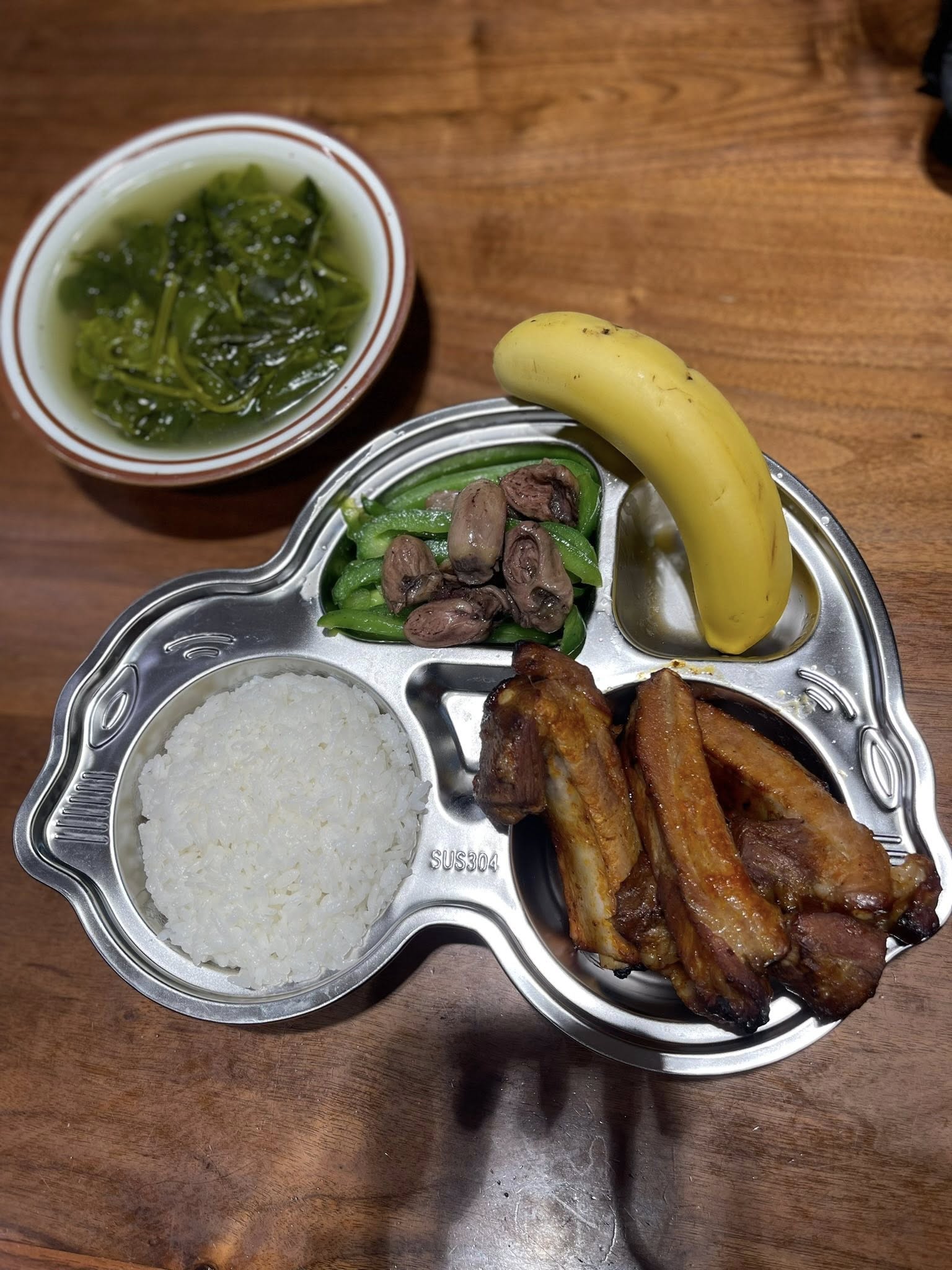 Canh mồng tơi - ớt chuông xào tim - sườn nướng - chuối.