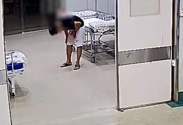Người chồng ngồi thất thần bên ngoài phòng sinh.