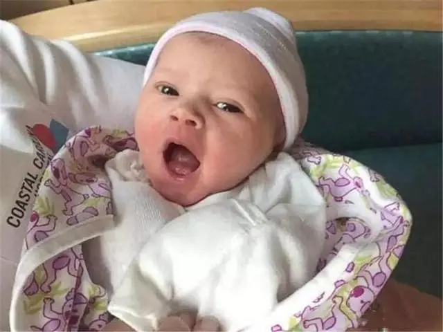 Bé gái đầu tiên sau hơn một thế kỷ, gia đình đã ăn mừng như thể vừa trúng số độc đắc.