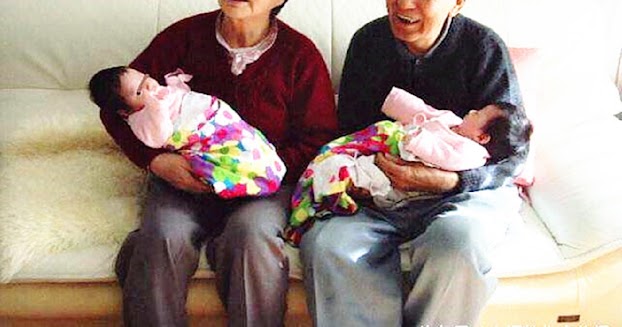 Gia đình bật khóc trong niềm hạnh phúc tột độ.