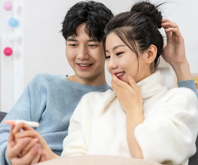 Người mẹ trẻ không giấu được niềm vui mang thai.