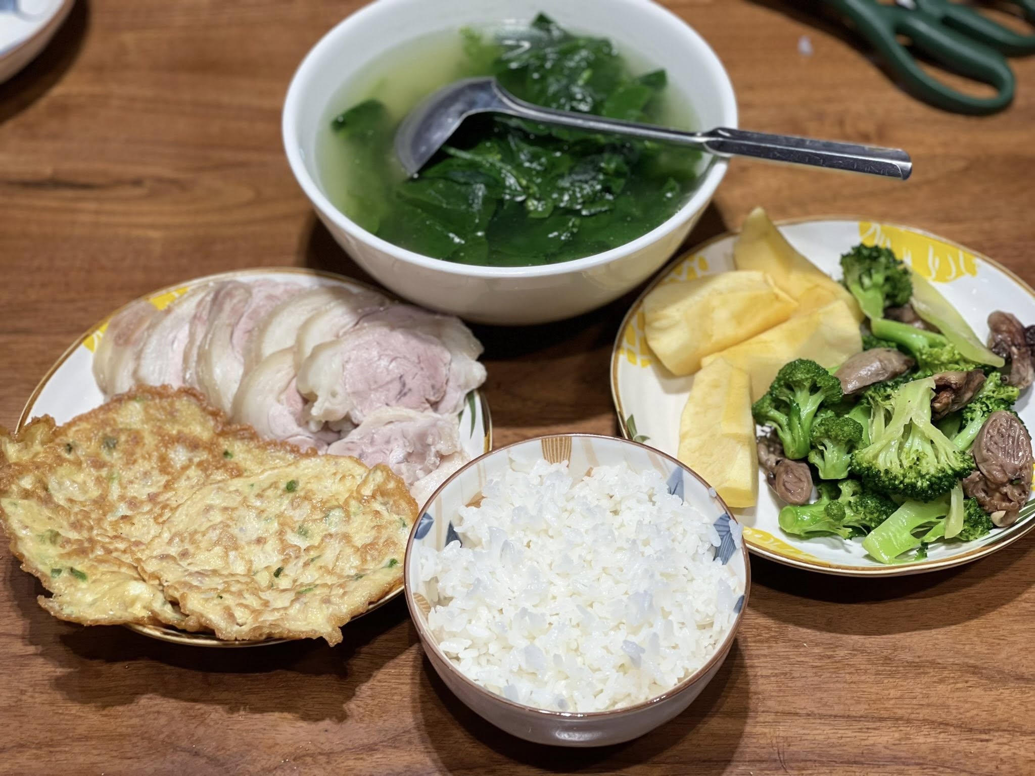 Canh mồng tơi - trứng đúc thịt - chân giò luộc - súp lơ xào tim – táo.
