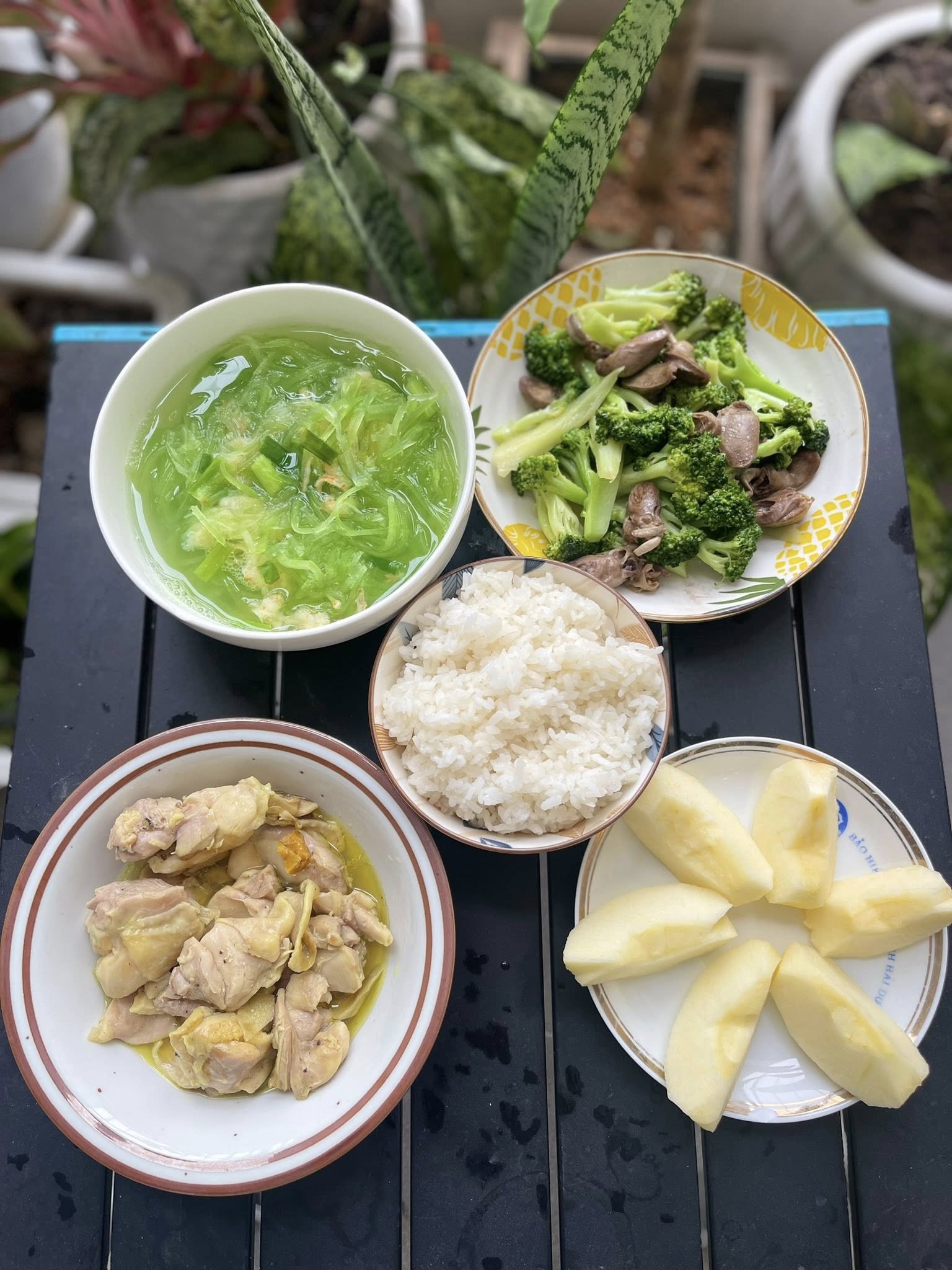 Canh bí - gà rang gừng - súp lơ xào tim.