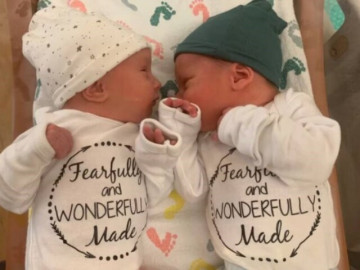 Vừa chào đời đã 30 tuổi, cặp song sinh khiến dân mạng ngơ ngác: “Con chỉ thua mẹ đúng 3 tuổi”