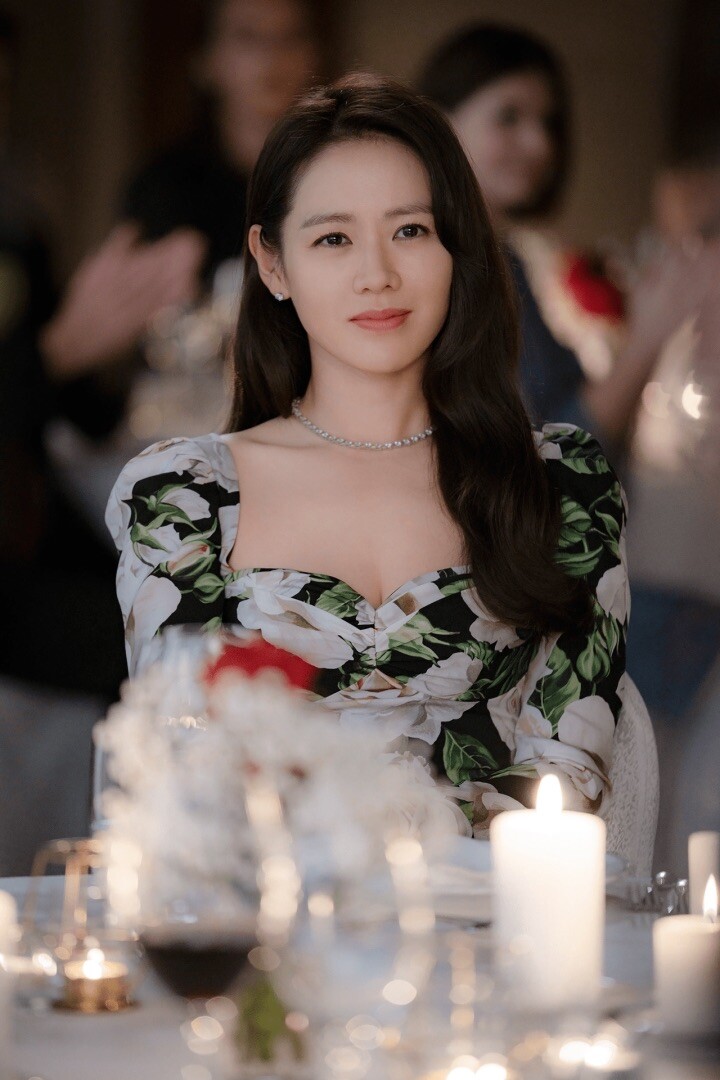 Cùng với Jun Jihyun, Song Hye Kyo và Kim Tae Hee, Son Ye Jin được biết đến là một trong tứ đại mỹ nhân của giới giải trí Hàn Quốc.