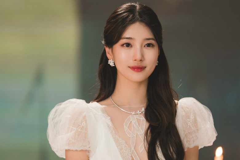 Suzy được mệnh danh là tình đầu quốc dân nhờ vẻ đẹp trong trẻo và ngọt ngào.