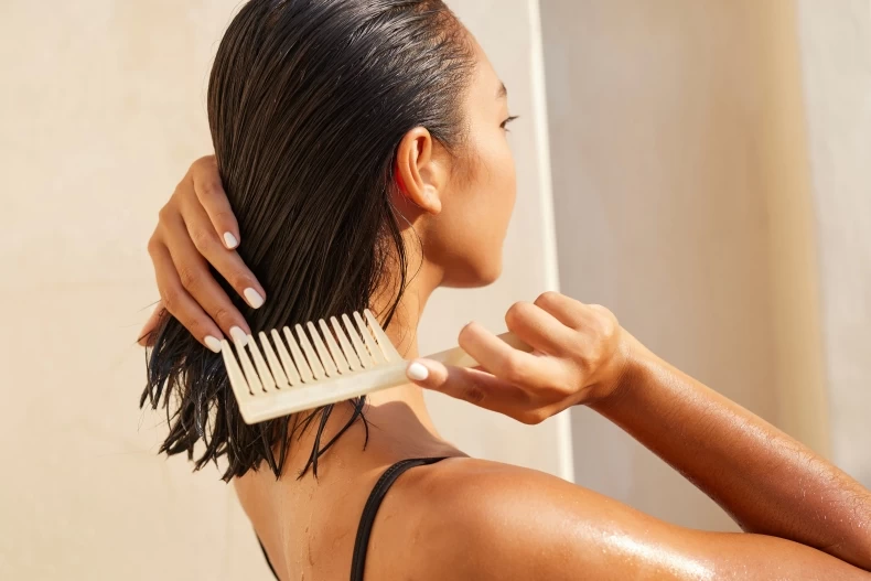 Chăm sóc tóc xoăn ngắn không khó, chỉ cần lưu ý tránh nhiệt độ cao, chọn sản phẩm gội xả phù hợp và cắt tỉa định kỳ, tóc sẽ luôn đẹp.