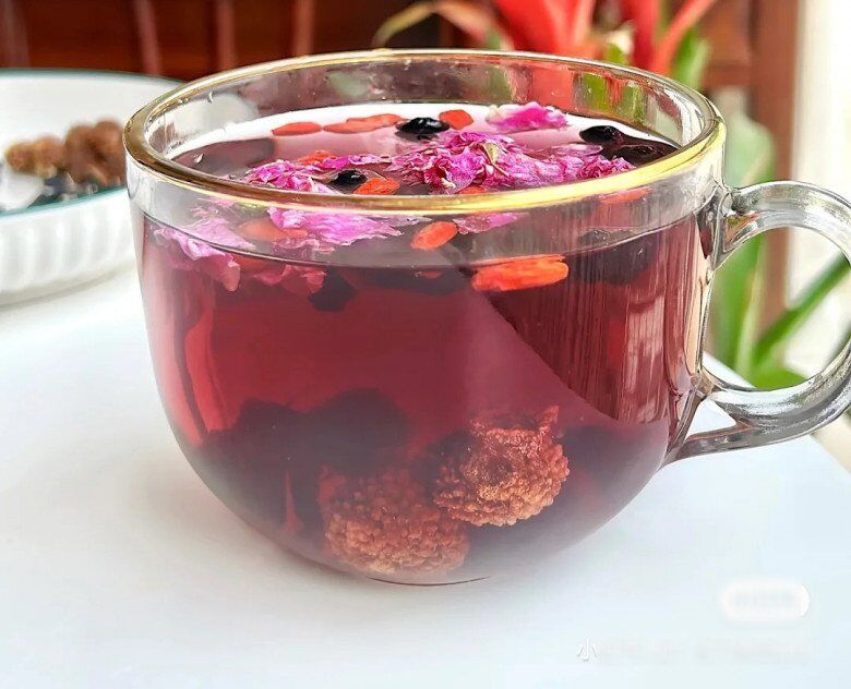 Trà lê gai, kỷ tử và hoa hồng đều là những nguyên liệu làm đẹp da.