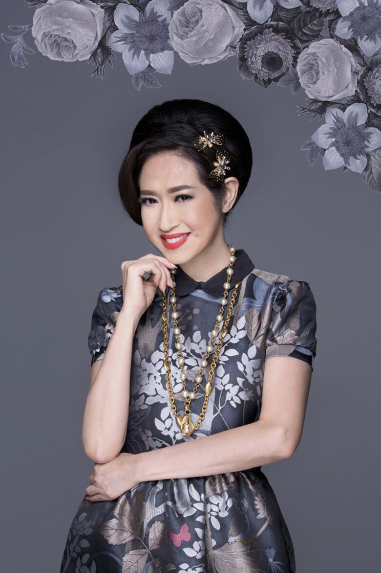 Nhan sắc của bà cũng đẹp, trẻ trung hơn nhiều so với độ tuổi.