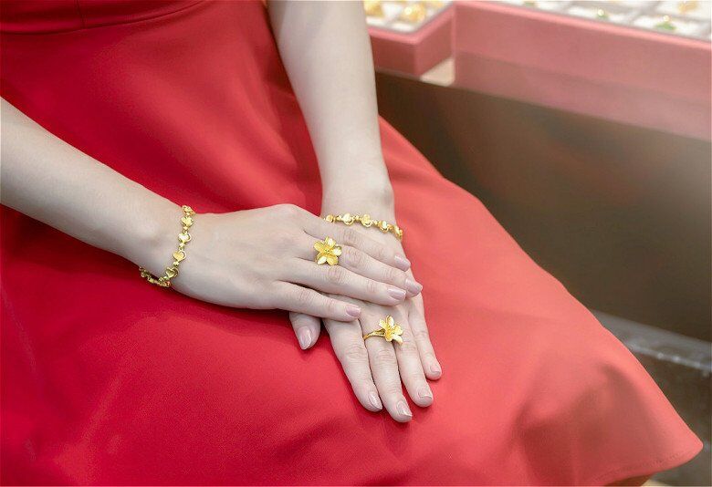 Đeo quá nhiều trang sức vàng không khiến chị em sang hơn mà thậm chí còn khá quê và màu mè.