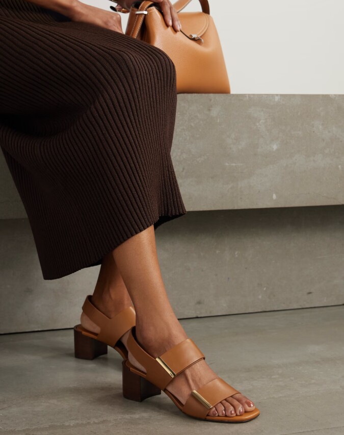 Sandal phong cách amp;#34;bà ngoạiamp;#34; bất ngờ chiếm sóng: Món đồ tưởng cũ kỹ lại thành hot trend xuân – hè 2025, phối đồ nào cũng đẹp - 11