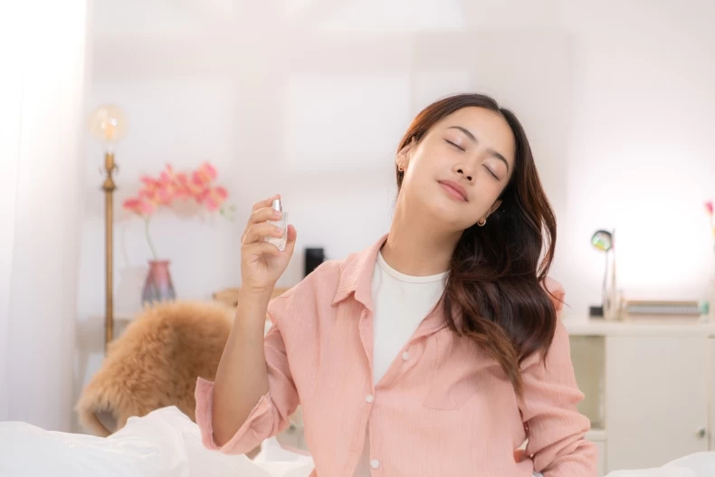 5 bí kíp xài nước hoa mùa hè để không thành amp;#34;giấm chuaamp;#34;, cơ thể thơm mát cả khi đổ nhiều mồ hôi - 3