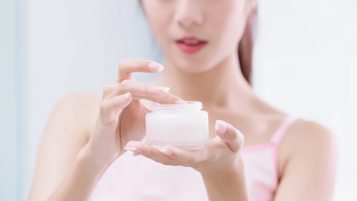 5 bí kíp xài nước hoa mùa hè để không thành amp;#34;giấm chuaamp;#34;, cơ thể thơm mát cả khi đổ nhiều mồ hôi - 4