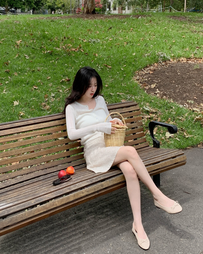 Các nàng nên ưu tiên giày búp bê thiết kế tối giản, trong đó hợp mốt nhất là giày búp bê một màu, hai tông màu hoặc gắn nơ nhỏ xinh.