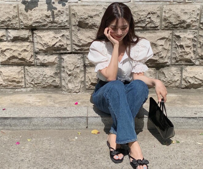 Chi tiết nơ đơn giản giúp mẫu sandal này trở nên ngọt ngào, nữ tính nhưng cũng không kém phần thanh lịch, trang nhã.