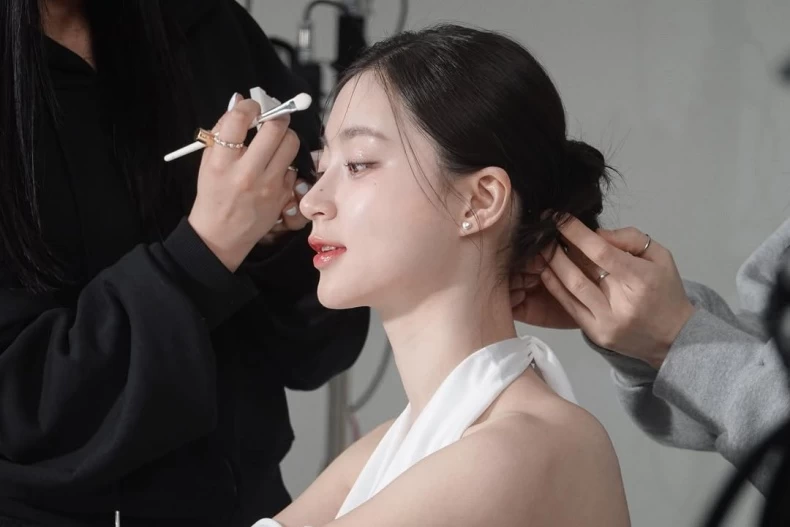 5 mẹo trang điểm giúp lớp nền bám chắc như keo cả ngày hè, chỉ một chiêu đơn giản với bông mút giúp da không chút bóng dầu - 5