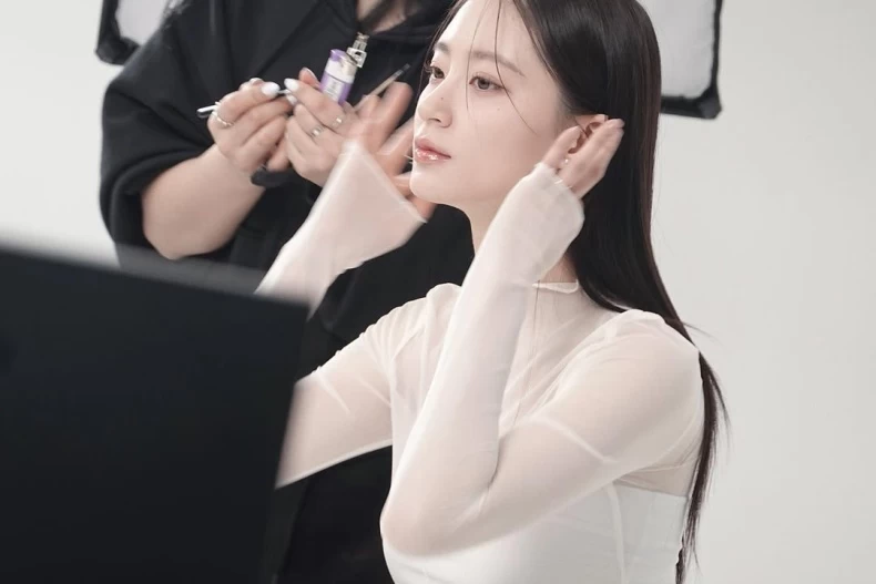 5 mẹo trang điểm giúp lớp nền bám chắc như keo cả ngày hè, chỉ một chiêu đơn giản với bông mút giúp da không chút bóng dầu - 6