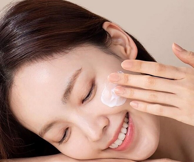 6 giờ sau khi phơi nắng không phải là thời điểm thích hợp để thoa kem dưỡng trắng da.