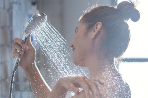 Không nên tắm nước ấm sau khi đi nắng.